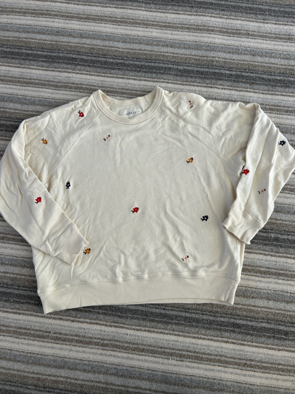 THE GREAT. Cream Crewneck Sweater with Multicolor Embroidered Flowersi